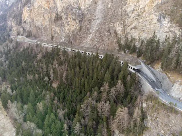 Die Reschenbundesstraße musste für die Aufräumarbeiten komplett gesperrt werden. | Foto: Land Tirol/EQ-Vis