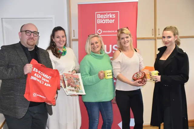 Florian Piff und Bea Ulreich beim traditionellen Besuch bei MeinBezirk Oberwart vor Weihnachten. | Foto: Michael Strini