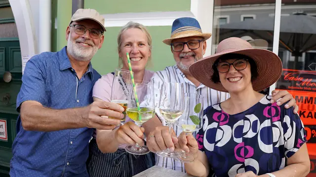 So wie diese gemütliche Runde gab es viele, die bei einem kühlen Getränk das Zwettler Sommernachtsfest genossen. | Foto: Franz Fichtinger