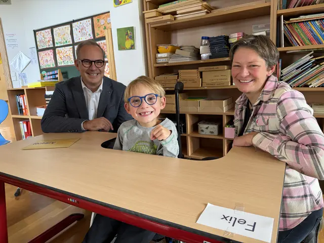 Präsident Lucas Nerud mit Felix und seiner Mutter Raphaela Wutte (v.l.) mit dem neuen Schultisch | Foto: RC Oberdrautal-Weissensee