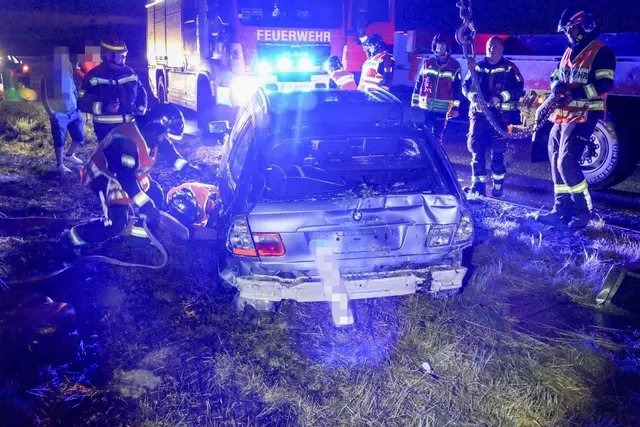Ein Fahrzeug überschlug sich mehrfach und landete im angrenzenden Feld. | Foto: DOKU NÖ