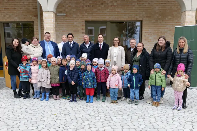 Hinten: Christiane Eder (2.v.l.), Manfred Henninger (3.v.l.), Pfarrer Jan Dudka, (4.v.l.), Bürgermeister Bernhard Heinl (5.v.l.), Thomas Rohrwild (6.v.l.), Lantagsabgeordneter Bernhard Heinreichsberger (6.v.r.), Vize-Bgm. Eduard Sanda (4.v.r.). | Foto: Marktgemeinde Michelhausen