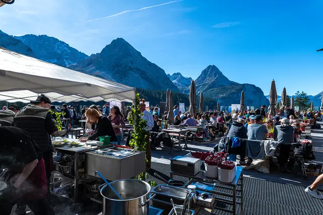 Bei herrlichem Wetter genossen die Besucher die Weinzeit im Tirolerhaus. | Foto: FroZenLights