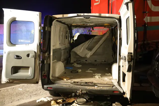 Komplett demoliert: Kleintransporter kracht gegen Mitternacht ungebremst gegen das Heck eines Lkw auf der A8 Innkreisautobahn bei Pichl. | Foto: laumat.at