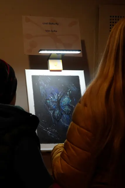 Bei der Jugendkunstausstellung waren viele verschiedene Kunstformen dabei, von Mixed Media, über Malerei hin zu Zeichnungen und großflächigen Installationen.  | Foto: Maria Reitberger