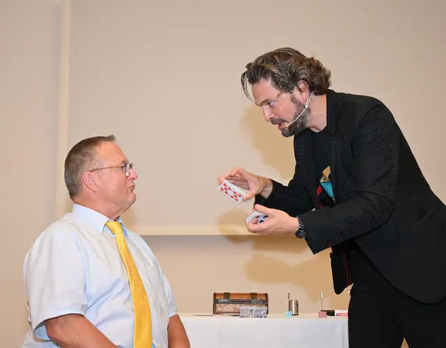 Josef Matzhold (Obmann des Zweigvereins Pinkafeld) unterschrieb eine Karte des Kartendecks und war sehr verwundert, dass diese „Maguel“ letztendlich aus seinem Mund „ausspuckte“. | Foto: Hohenegger