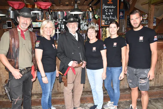 Familie Wurglits lädt jeden Montag im Juni, Juli und August in ihre Westernstadt ein: Sascha, Martina, Fritz, Renate, Marie-Christin und Michael Wurglits | Foto: Michael Strini