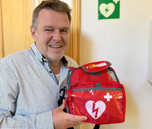 Reinhard Gütl, u. a. verantwortlich für das Stadtarchiv und die Kommunikation, mit einem der Defis im Rathaus.  | Foto: Stadtmarketing