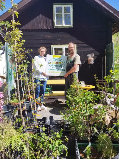 "Der Gartenteufel" aus Lunz am See ist neuer "Natur im Garten" Partnerbetrieb: Barbara Friess (Betreuung "Natur im Garten" Partnerbetriebe) und Gartengestalter Robert Lehner-Teufel | Foto: Natur im Garten