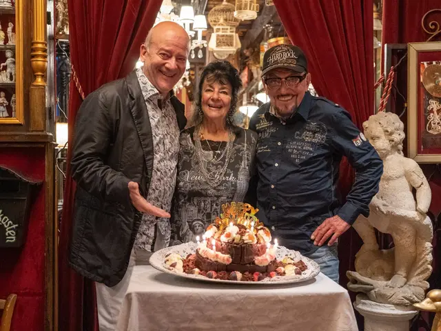 Im Kreise seiner Familie im Marchfelderhof genießt Andy Lee Lang seine Geburtstagsfeier. | Foto: Robert Knotz