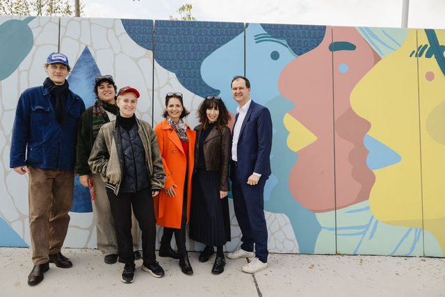 V.l.n.r.: Axel Schindler, Linda Steiner und Käthe Löffelmann (Künstlerkollektiv) mit Wien 3420-Vorständin Sabine Müller, der Landtagsabgeordneten Patricia Anderle (SPÖ) und dem Bezirksrat und Vorsitzender der Donaustädter Kulturkommission Christian Stromberger (SPÖ) vor einem Abschnitt des Murals. | Foto: Luiza Puiu