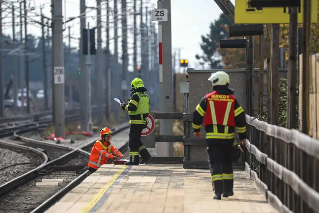 Ein Personenzug blieb auf der Westbahnstrecke mehrere Stunden lang bei Marchtrenk stecken und musste mittels Diesellokomotive abgeschleppt werden. | Foto: laumat.at