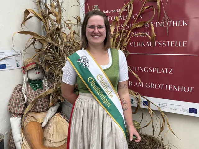 Nach der mäßigen Ernte 2024 fiel die Kastanienernte 2025 sehr gut aus. Obstkönigin Kristin I. hilft mit, die Werbetrommel für die hervorragende Frucht zu rühren. | Foto: MeinBezirk/Waltraud Fischer