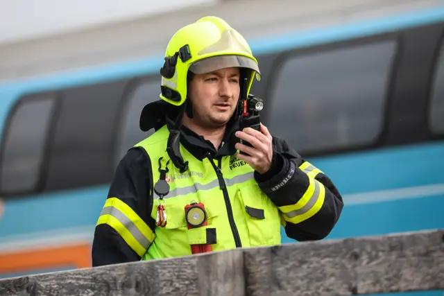 Ein Personenzug blieb auf der Westbahnstrecke mehrere Stunden lang bei Marchtrenk stecken und musste mittels Diesellokomotive abgeschleppt werden. | Foto: laumat.at