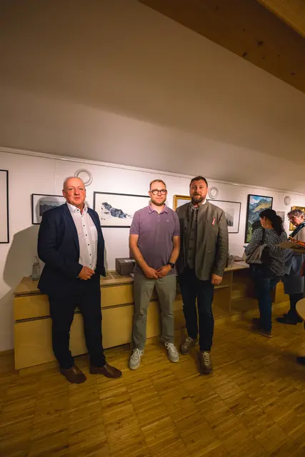 Der Geschäftsleiter der Raiffeisenbank Neustift, Dir. Thomas Maier, Künstler Rik Reimert und der Geschäftsführer der Krebshilfe Tirol, Florian Klotz | Foto: Pernsteiner