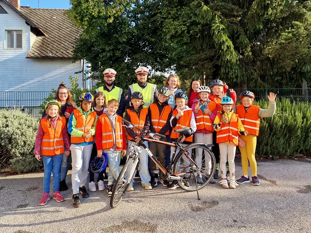 Die Mädchen und Buben der vierten Klasse der Volksschule Radlberg mit ihren Klassenlehrern, den unterstützenden Polizisten und Petra Kern vom ARBÖ Niederösterreich. | Foto: ARBÖ Niederösterreich
