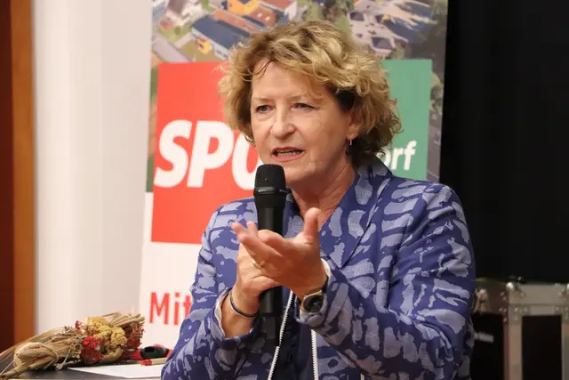 Ursula Lackner: "Die SPÖ-Ortspartei Werndorf ist eine Vorbild-Ortspartei, das, was hier gemacht wird und wie es gemacht wird, das ist etwas ganz Außergewöhnliches. Hochachtung und Respekt, von nix kommt nix". | Foto: Edith Ertl