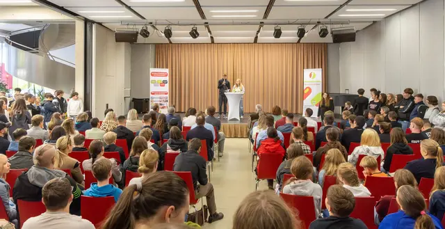 Das große Interesse am Tag der Wirtschaft in der PTS Gratkorn zeigte die hohe Teilnehmerzahl der Besucher | Foto: Gasser