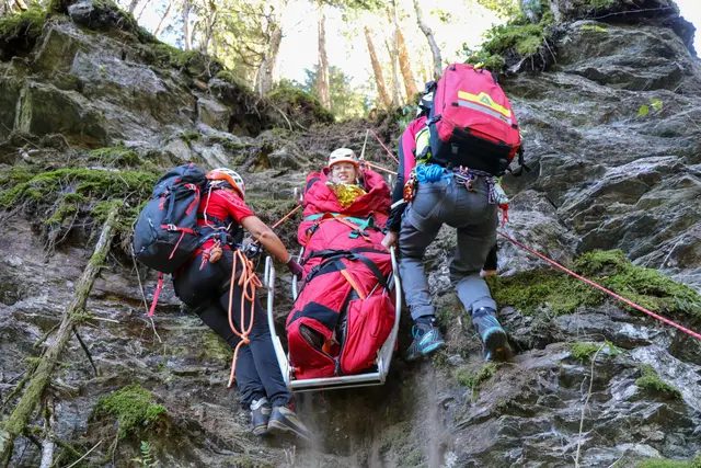 Einsatznah geübt: 27 Bergretterinnen und Bergretter aus Flaurling, Innsbruck, Hall und Wattens trainierten im Gebiet rund um Platten die richtige Vorgehensweise im Ernstfall. | Foto: Bergrettung