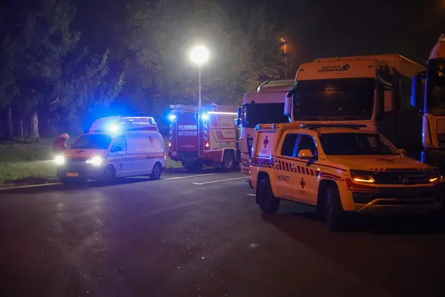 Komplett demoliert: Kleintransporter kracht gegen Mitternacht ungebremst gegen das Heck eines Lkw auf der A8 Innkreisautobahn bei Pichl. | Foto: laumat.at