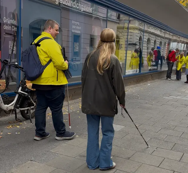 Orientierung ohne Sehen: Wer sich einmal mit weißem Stock durch Graz bewegt hat, bekommt einen veränderten Blick auf die Stadt. | Foto: MeinBezirk/Antonia Unterholzer