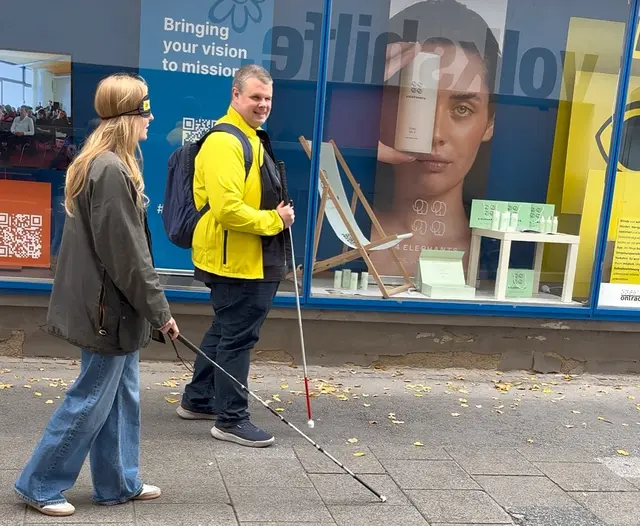 Mit leichten Pendelbewegungen wird der Stock diagonal zum Schritt am Boden entlanggeführt. Tim Peters begleitet den Selbstversuch. | Foto: MeinBezirk/Antonia Unterholzer