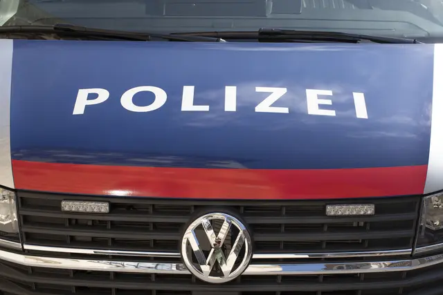 Drei Beamte der Polizeiinspektion Van-der-Nüll-Gasse wurden in nur wenigen Stunden während ihrer Dienstzeit so sehr verletzt, dass sie in ein Spital gebracht werden mussten. (Symbolbild) | Foto: Tobias Steinmaurer / picturedesk.com