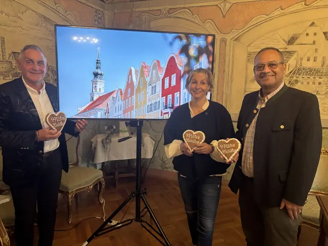 Bürgermeister Günter Streicher, Wirtschaftsstadträtin Sandra Hofbauer und Stadtmarketing Geschäftsführer Maher Azer (v. l.). | Foto: David Ebner/MeinBezirk