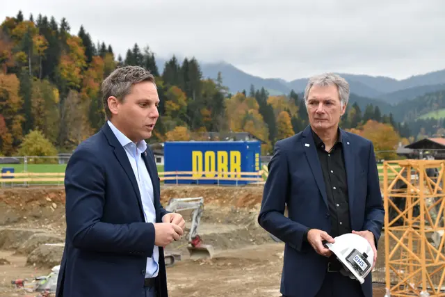 LA Christian Kovacevic war ebenfalls beim Spatenstich anwesend. Das Land Tirol steuert bei den Kosten 40 bis 45 Prozent an Wohnbaufördermitteln bei.  | Foto: Barbara Fluckinger