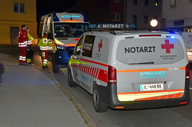 Der Motorradlenker zog sich bei dem Aufprall Verletzugnen unbestimmten Grades zu und musste von der Rettung ins Krankenhaus Hall eingeliefert werden. | Foto: ZOOM.Tirol