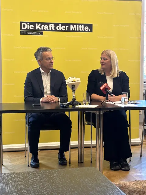 Im ÖVP-Club präsentierte die künftige ÖVP-Stadträtin Claudia Unger, hier mit ÖVP-Chef Kurt Hohensinner, ihre Schwerpunkte. | Foto: MeinBezirk/Martina Maros-Golller