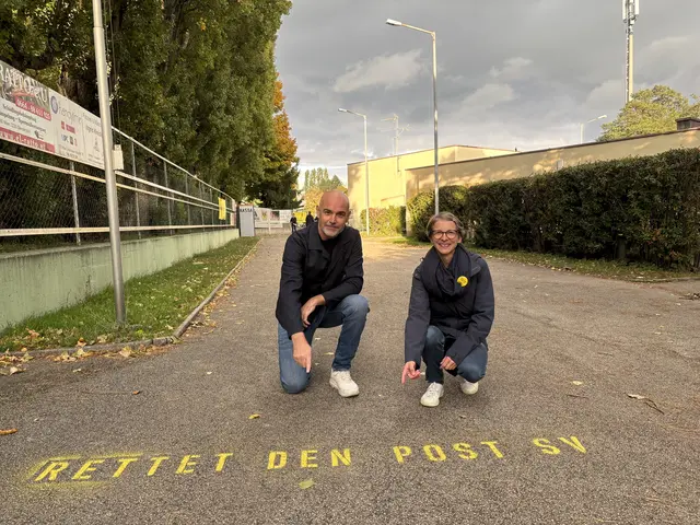 Florian Heiler und Eva Bauer haben die Initiative "Rettet den Post SV" ins Leben gerufen. Zusammen und mit anderen Eltern wollen sie einen Diskurs und Ideenaustausch mit der Post anstoßen.  | Foto: Lukas Ipirotis/MeinBezirk