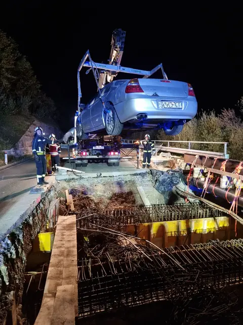 Eine Fahrzeuglenkerin hatte auf der B145 eine Baugrube übersehen und war mit ihrem Auto hineingestürzt. | Foto: FF Bad Ischl/Christian Wacek