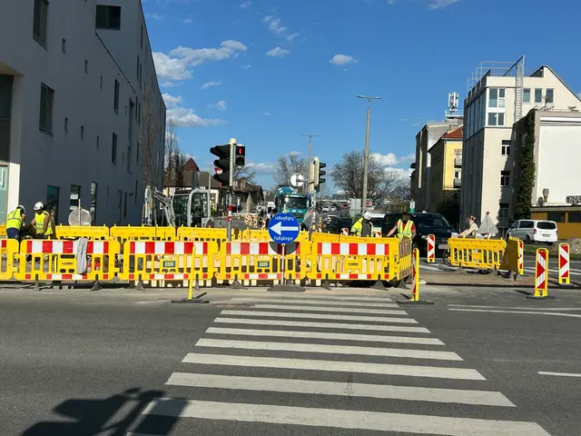 Die Bauarbeiten am Südring gehen voran. Mittlerweile können die Straßenbahnen wieder fahren. | Foto: Knienieder