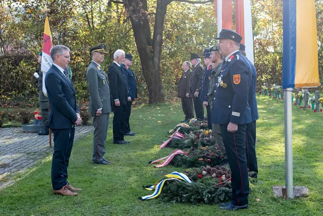Feierliche Kranzniederlegung am Soldatenfriedhof St. Veit in Gedenken an die Gefallenen – ein Zeichen der Erinnerung und des Respekts. | Foto: Stadt St. Veit