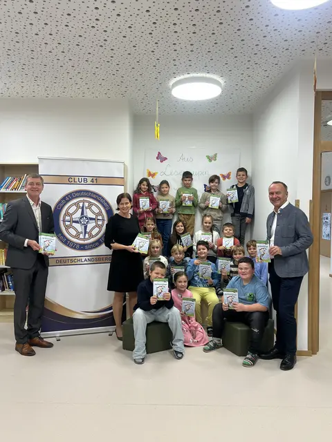 Die Kinder freuen sich über den neuen Lesestoff. | Foto: Club 41 Deutschlandsberg