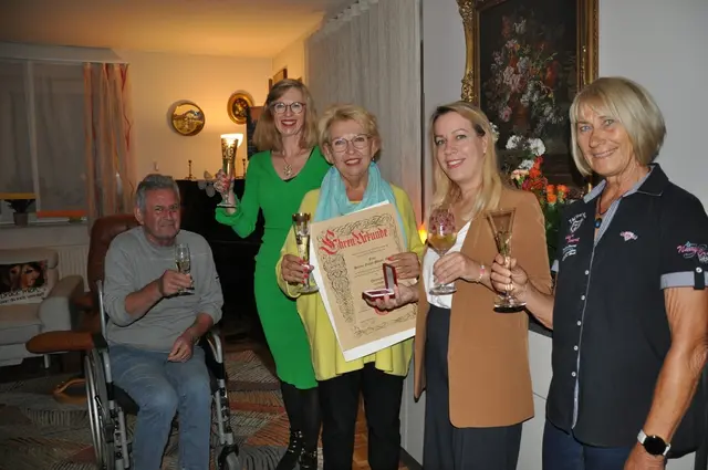Ein Gläschen in Ehren im ganz privaten Kreis: Helene Fuchs-Moser (mi.) mit Bernadette Haider-Wittmann sowie Familie und Freundinnen.  | Foto: Stadtgemeinde Korneuburg