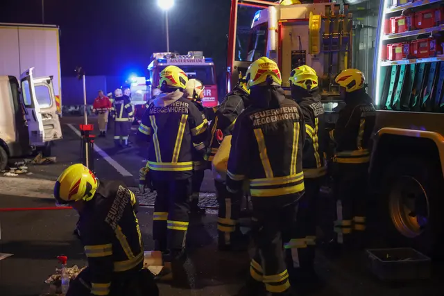 Komplett demoliert: Kleintransporter kracht gegen Mitternacht ungebremst gegen das Heck eines Lkw auf der A8 Innkreisautobahn bei Pichl. | Foto: laumat.at