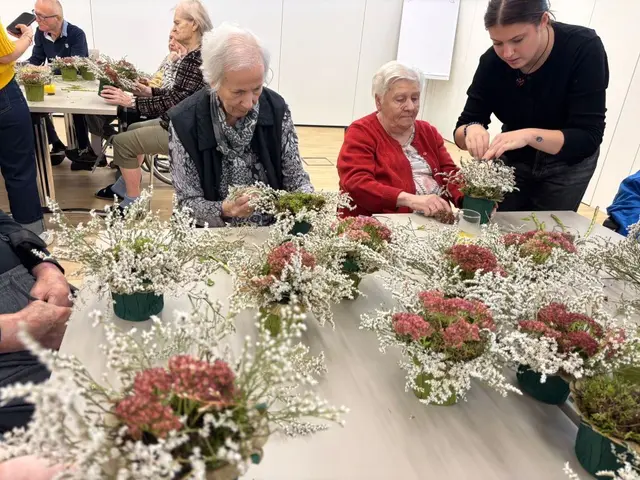 v.l.n.r: Bewohnerin Elfriede Laky, Theresia Krizsanits, FSJ Leonie Pechek. | Foto: NÖ LGA / PBZ Himberg