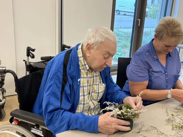 Bewohner Josef Nemeth, Mitarbeiterin Miszner Birgit. | Foto: NÖ LGA / PBZ Himberg