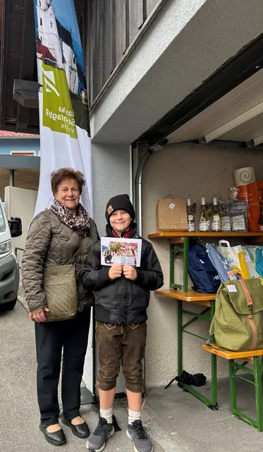 Über den Hauptpreis der Firma Lietz, ein Vespa-Wochenende, freut sich Xaver Besendorfer mit seiner Großmutter. | Foto: Eisenstraße NÖ