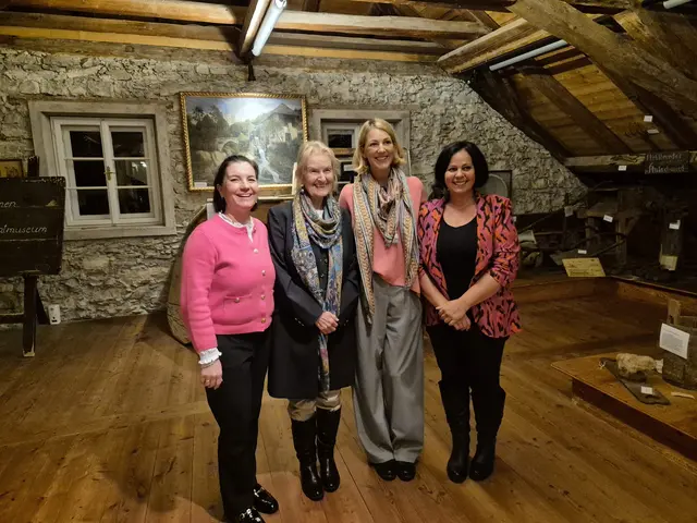 In kleiner Runde feierte Erika Rettenbacher mit Tennengauer Mundartautorinnen ihren Geburtstag sowie ihre Auszeichnung mit der Ehrennadel in Silber des Salzburger Bildungswerkes. V.l.: Christine Neureiter Schlack, Erika Rettenbacher, Brigitte Wallinger Schorn und Barbara Untersteiner. | Foto: Salzburger Bildungswerk/Herbert Walkner