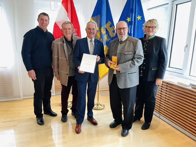 Das Goldene Ehrenzeichen für Verdienste um das Bundesland NÖ ging an den Landesgeschäftsführer a.D. des Vereins NÖs Senioren Walter Hansy. | Foto: LT-Direktion NÖ / Schultes