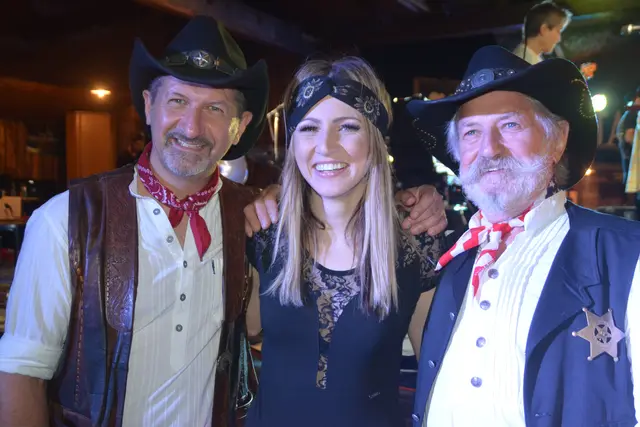 Sascha und Fritz Wurglits hatten erstmals Melissa Naschenweng im Lucky Town zu Gast. | Foto: Michael Strini