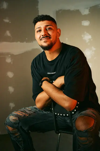 Mit pointiertem Humor zu ernsten Themen: Abdul Kader Chahin erzählt auf der Bühne von Herkunft, Identität und Alltag im Brennpunkt | Foto: Marvin Ruppert