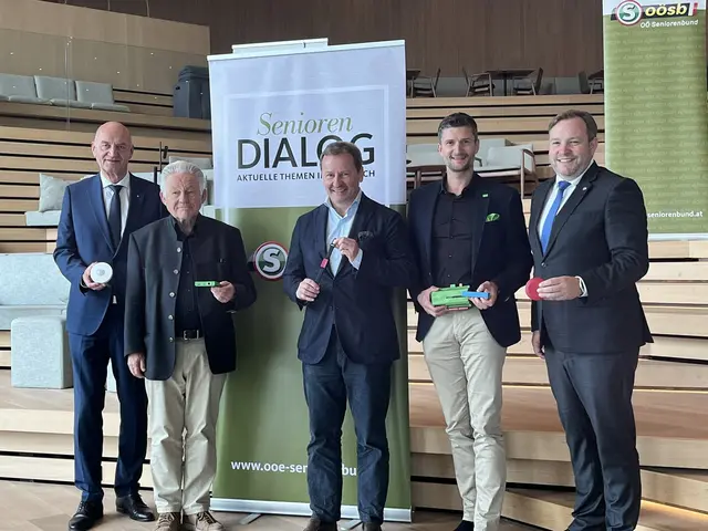 Sozial-Landesrat Christian Dörfel, Landesobmann Josef Pühringer, Robert Mischak (FH Joanneum), Manuel Nader (Vice President Europe West Loxone) und Landesgeschäftsführer Franz Ebner beim Seniorendialog Loxone Campus in Kollerschlag. | Foto: Helmut Eder