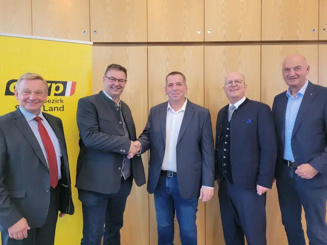 Bürgermeister Karl Schneckenleitner, der neue und alte Parteiobmann Florian Mandorfer und Manfred Mitterhauser, Bundesrat Bernhard Ruf, Landesrat Christian Dörfel (von links)