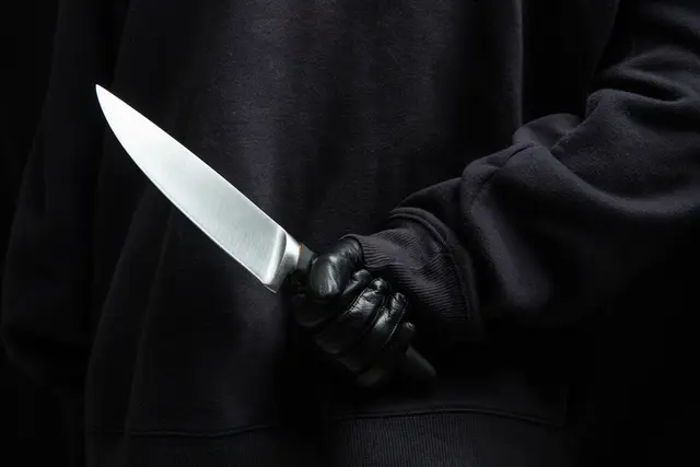 In einer Wohnanlage in Klagenfurt sei ein 20-Jähriger bei einem Angriff mit einem Messer und einem metallischen Gegenstand verletzt worden. (Symbolfoto) | Foto: stock.adobe.com/at/Rawf8