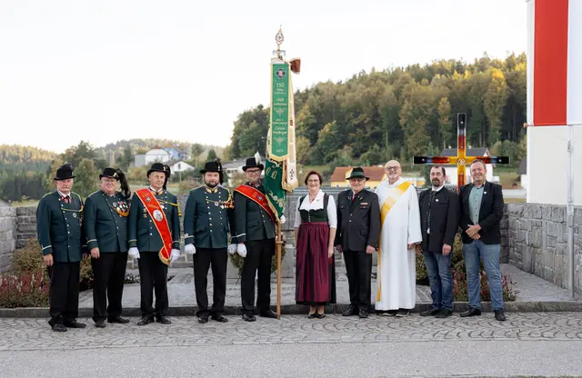 Von links: Hubert Schübl, Gustav Leutgeb, Franz Kern, Thomas Schübl, Walter Neulinger, Carola Neulinger, Toni Hüttmayr, Josef Wirrer, August Reichenberger und Steffen Frisch. | Foto: Kameradschaftsbund