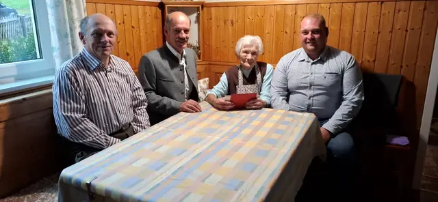 Sohn Otto Waldbauer, Bgm. Ewald Fröschl, Theresia Waldbauer Jubilarin, GR Alexander Preisser   | Foto: Gemeinde Schönbach